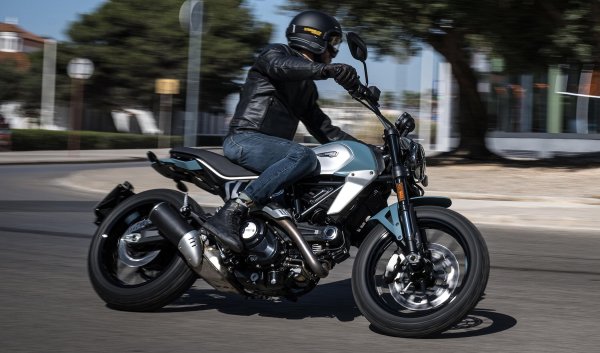 Опирайки се на традицията на своите популярни едноцилиндрови скрамблери от 60-те и 70-те години, Ducati лансира повторно модела през 2015 г. Оборудва го с модерен 803-кубиков  двуцилиндров двигател с въздушно охлаждане и външен вид, вдъхновен от неговите знаменити предци.

Разполага с джанти 18 цола отпред и 17 отзад. През годините са добавени и версии 400 и 1100 cc, но 800 винаги е оставал най-популярният от гамата. В момента се предлага във версиите &bdquo;Icon&ldquo; , &bdquo;Full Throttle&ldquo; и &bdquo;Nightshift&ldquo; с цена, тръгваща у нас от 21 900 лева. По същия начин чистото тегло варира от 176 до 182 кг в зависимост от избраното ниво на оборудване.
 
И трите версии могат да разчитат на мощност от 73 к.с. при 8250 об/мин и въртящ момент от 65,2 Нм при 7000 об/мин. Поделят една и съща стоманена решетка, същата вилка Kayaba 41 мм и спирачна система с един 330 мм диск при отпред и 245 мм отзад. Височината на седлото е 795 мм , но Borgo Panigale предлага и опционални решения, които увеличават или намаляват тази стойност с 15 мм.

Богатото стандартно оборудване включва още  ABS завой, тракшън контрол , ride-by-wire и 4.3-инчов цветен TFT.